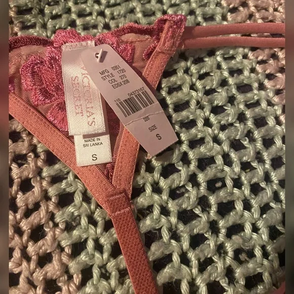 Vintage Victoria's Secret V-String Floral Lace Thong Panties - Picture 4 of 6